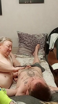 Macocha dała masaż i obciąganie z połykaniem spermy