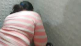 Služka opravovala sprchu, ale ošukal jsem ji a naplnil jí kundičku mlékem, mexická náctiletá děvka.