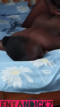 Esfregando minha bunda da meia-irmã com tesão enquanto jogo com pau