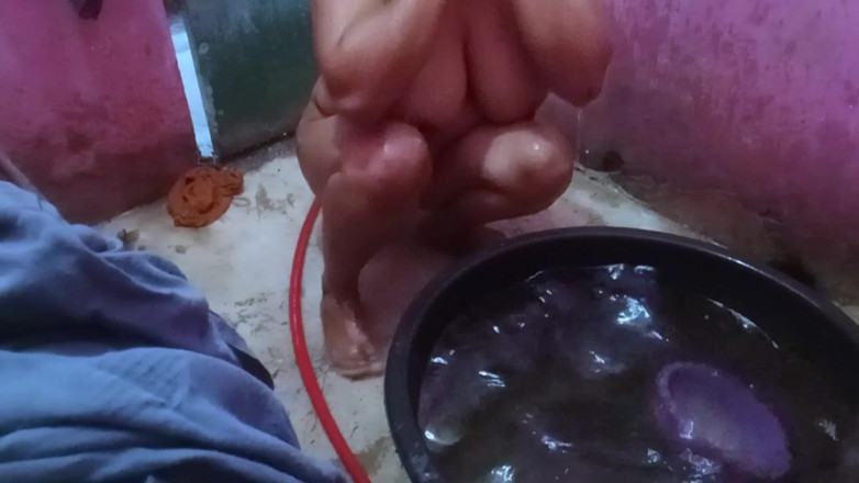 Citra: Mijn stiefmoeder filmt zichzelf altijd onder de douche om te...