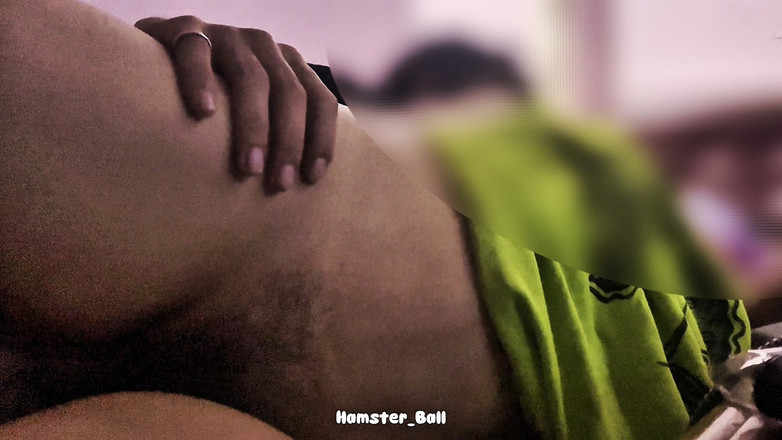 Hamster_Ball: चोदने लायक मम्मी को धोखा दे रही है जबकि पत्नी काम से दूर है