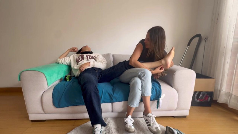 scarlettandc: Моя дівчина показує мені свій фетиш, нюхаючи і масажуючи мої спітнілі, брудні ноги, поки я не оргазму