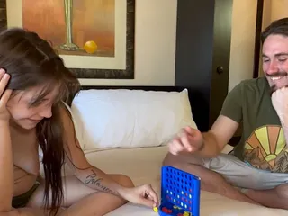 Nena sexy pierde un juego de strip connect 4 y se folla al chico