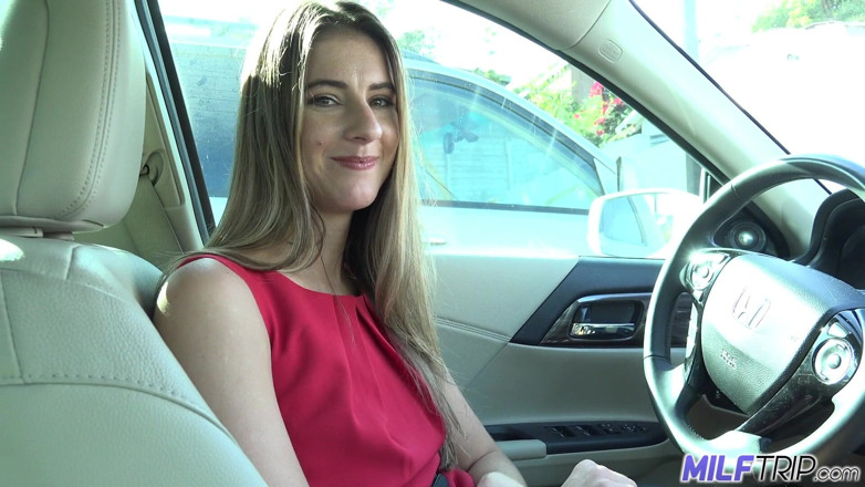 MILF Trip: Lovind pizda unei mame vitrege fierbinți în timp ce sare peste...