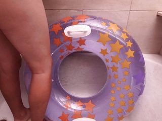 Inflatable Lovers: Ванная комната с надувным купальным кольцом
