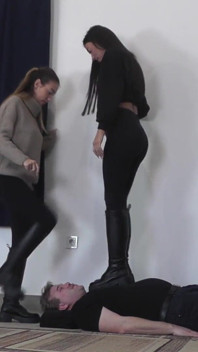 Olga ve Natasa köleyi çizmeli çiğnemeyi seviyor