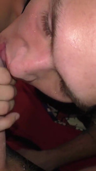 Cowok ini lagi sange berat saat lagi berlutut