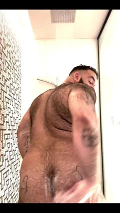 Un băiat blănos care se strânge