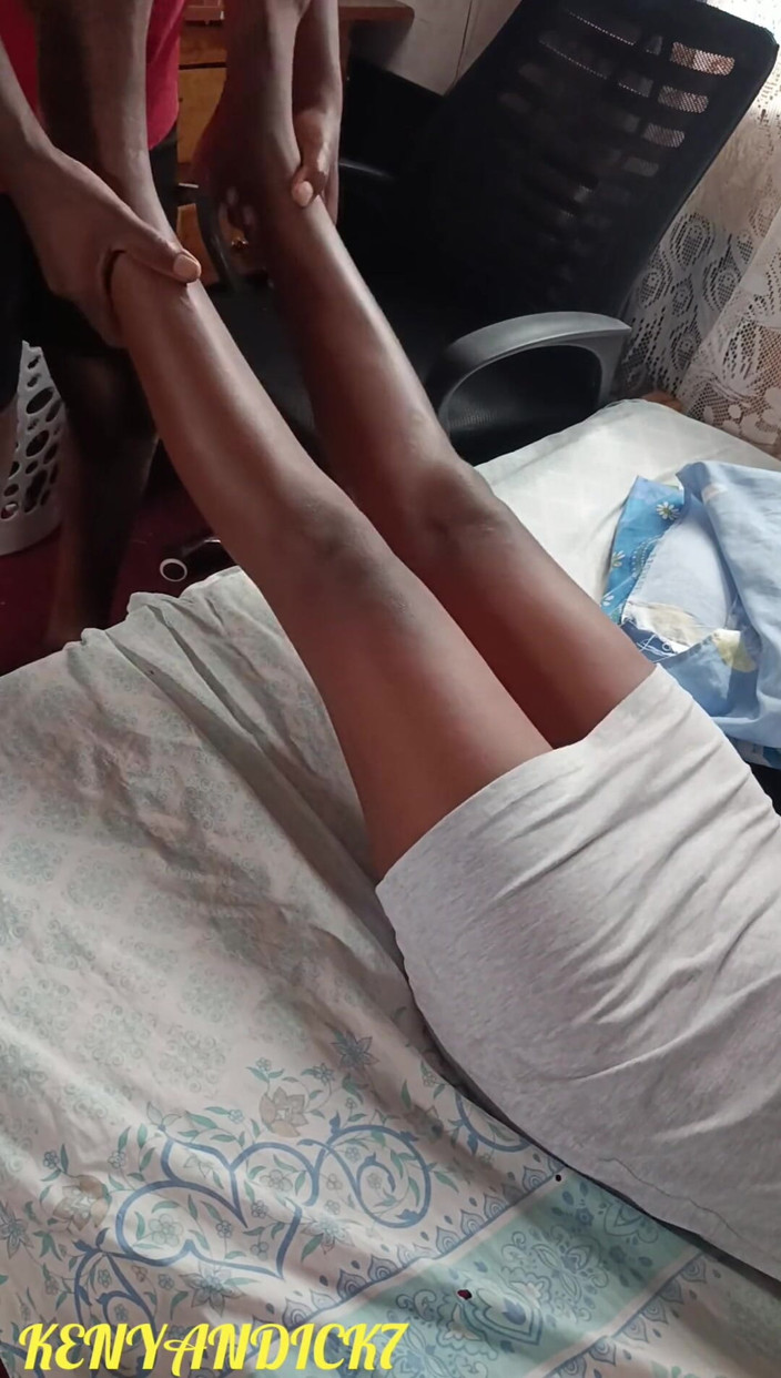 Kenyan Dick7: सुबह की ग्लोरी बालों वाली चूत वाली खूबसूरत चॉकलेट महिला को चोद रही है क्योंकि वह खुशी के लिए कराह रही है