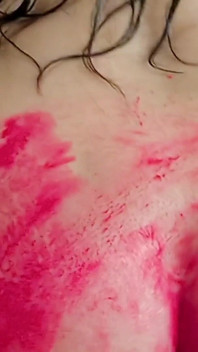Holi Speciale: il patrigno scopa la figliastra arrapata in bagno con Gulal rosso dappertutto le sue grandi tette