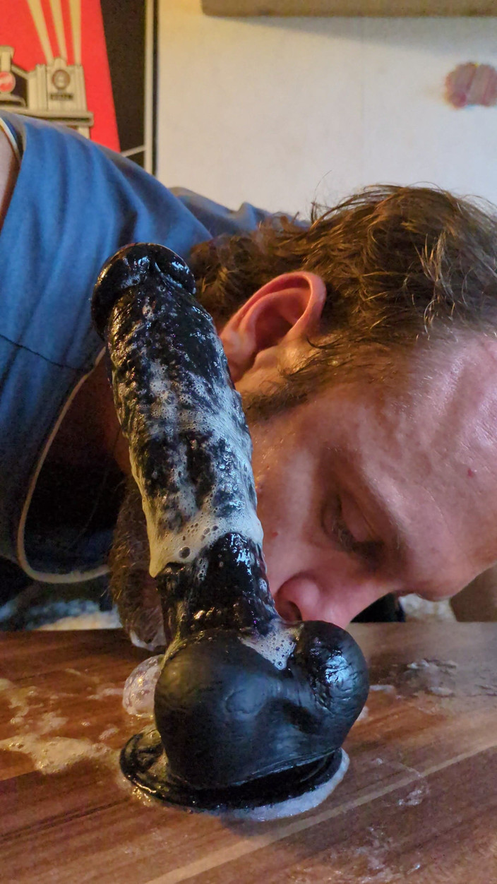 Deepthroat Madness: Deepthroat dildo yang sangat selamba, banyak air mani berjalan ke...