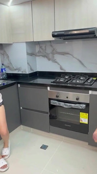 Abang tiri melancap di dapur dan mengejutkan saya dengan zakar besarnya, dan akhirnya memberikan saya kongkek yang kaya