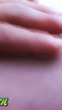 Sexy shemale blondýna vyvrcholí při masturbaci