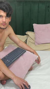 Aku adalah pasangan yang suka ngentot di kamar supaya semua orang bisa melihat kita