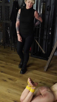 Köle Mila'nın sahibe baton ile gözyaşları içinde bastinado eğitimi