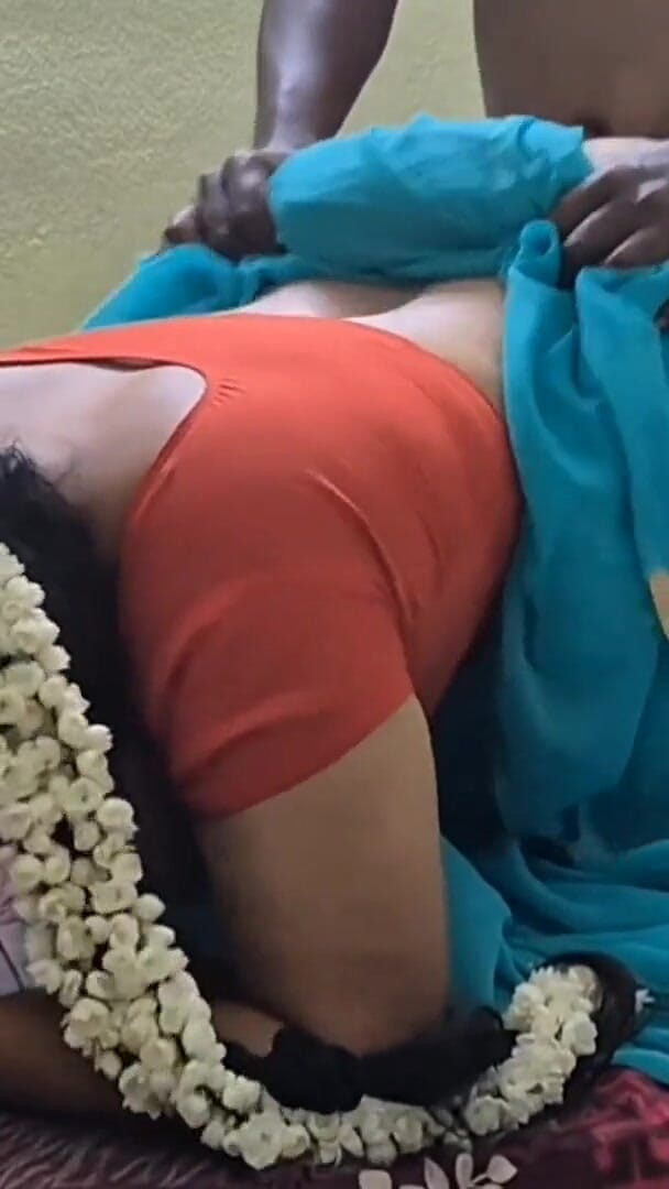 Black & white desicat: Hot Body Cheating Desi Acioty w Sari Bluzka