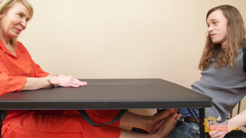 Horny Household: Huwelijkse voetenbeurt met milf gevangene