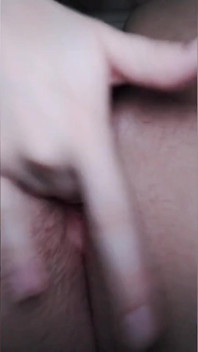 Lil witch lagi asik fingering dan fisting memeknya