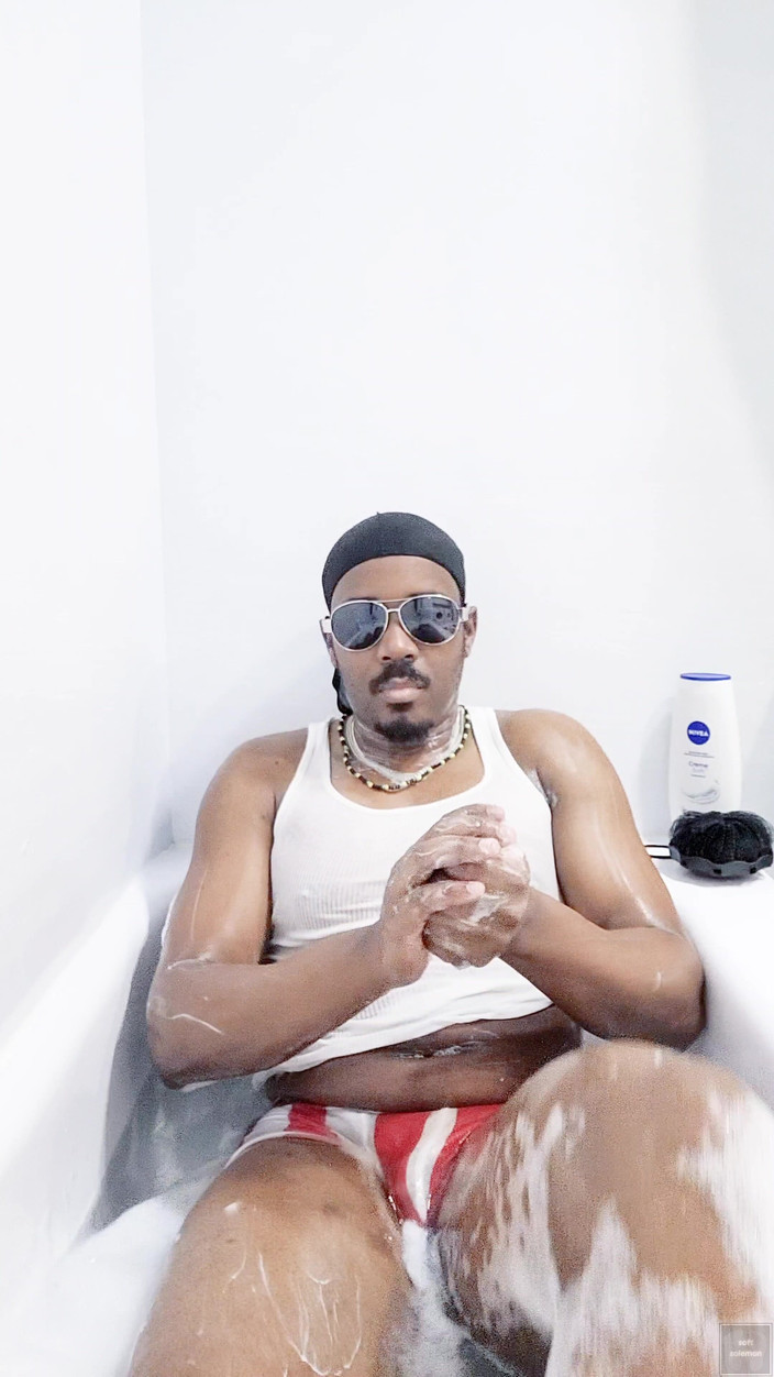 Soft Soleman: Jag tvättar min kropp i badet (3) (2025)