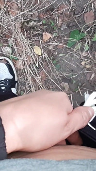 危险的女同性恋在森林里自慰