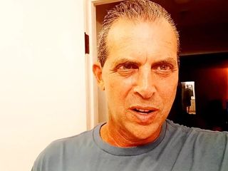Cory Bernstein: ビデオで有名人のコーリー・バーンスタインを捕まえ、既婚の友人、ファビアンのために放尿と指で熱いお尻を指で。ホットディルフ