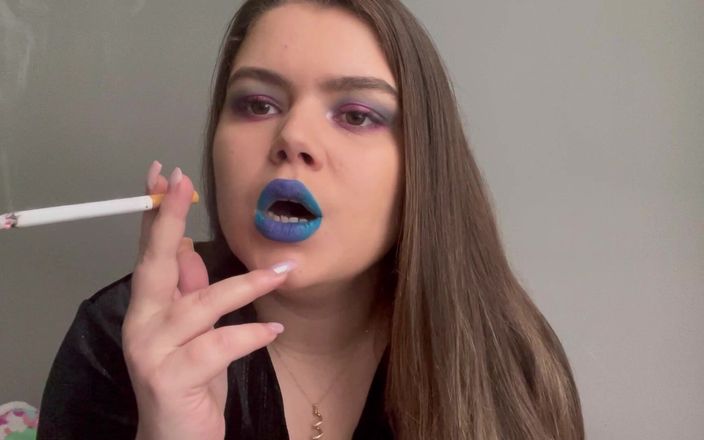 Your fantasy studio: Mavi rujlu seksi sigara içen