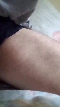 Cowok berondong ini lagi asik ngentot kontol pria ini pakai sarung tangan hitam sampai lubangnya menganga lebar, tapi lebih suka muasin memeknya pakai mainan seks!