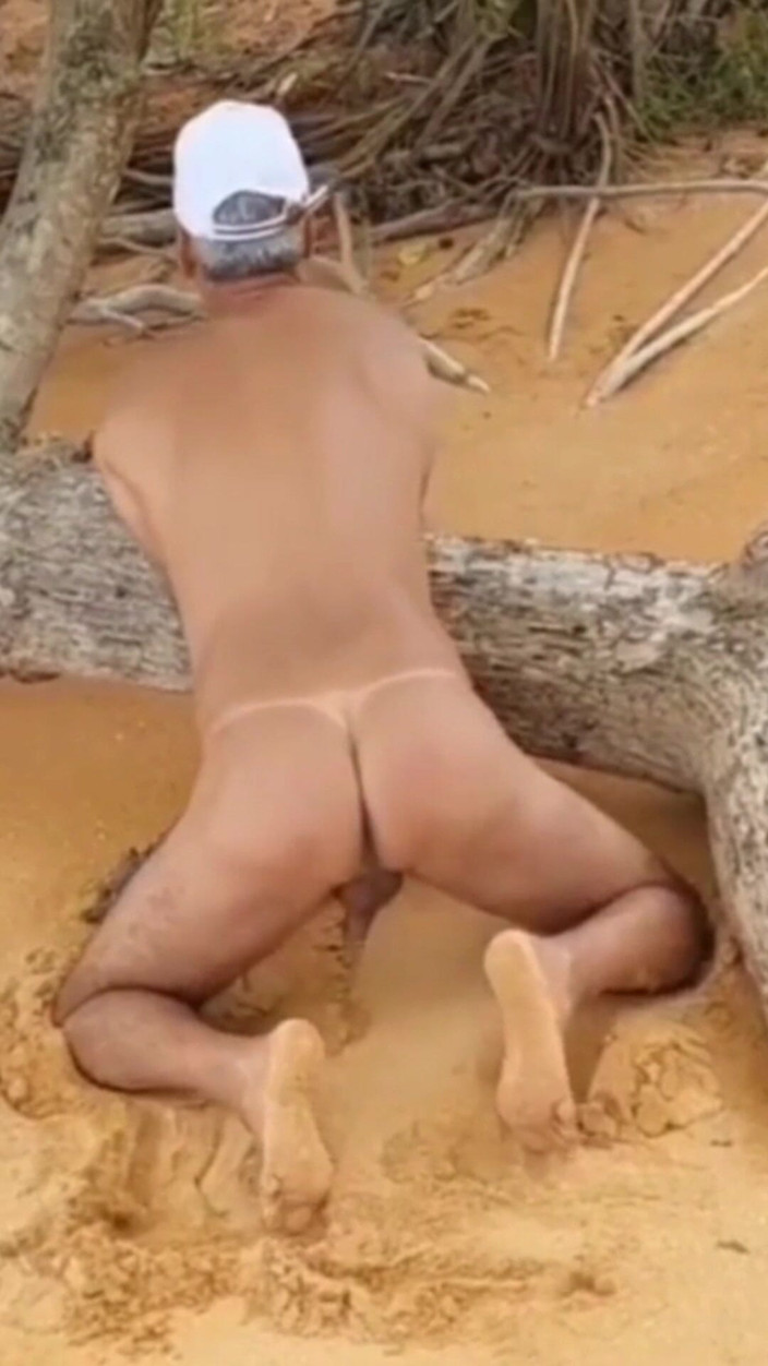 Ladysilvas: Kompilasi Ladysilva di pantai bogel menunjukkan pantat sawo matangnya dengan...