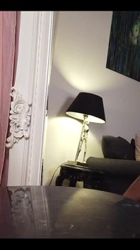 Ateşli iç çamaşırlı dildoya biniyor