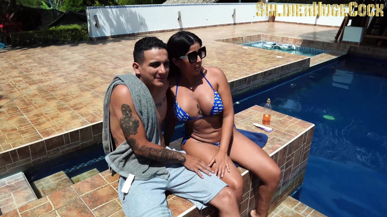 SoldierHugeCock: MILF excitată își înșală soțul în piscină cu un străin