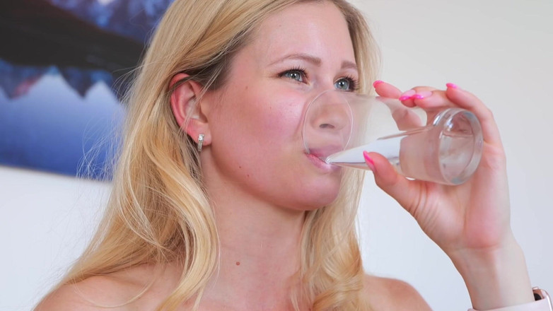 Stella Cardo: Handjob dengan vibrator yang kuat