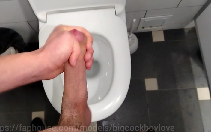 Big cock boy love: Ein hübscher mann mit einem großen schwanz wichst in einer...