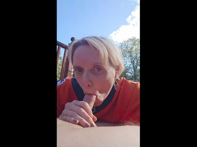 Hockey Stepmom Gives Outdoor Blowjob! (Sexygamermomma)