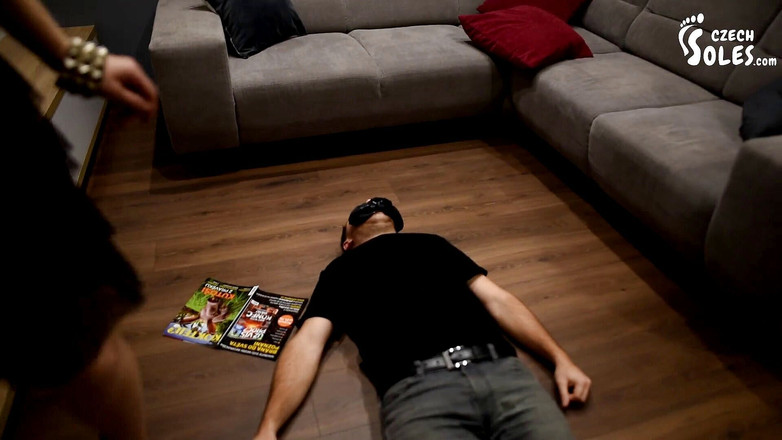 Czech Soles - foot fetish content: Betteln um die Füße der dunklen dame um sein leben