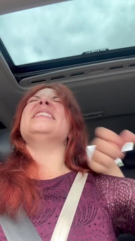 en la cara en el camino y azotes después