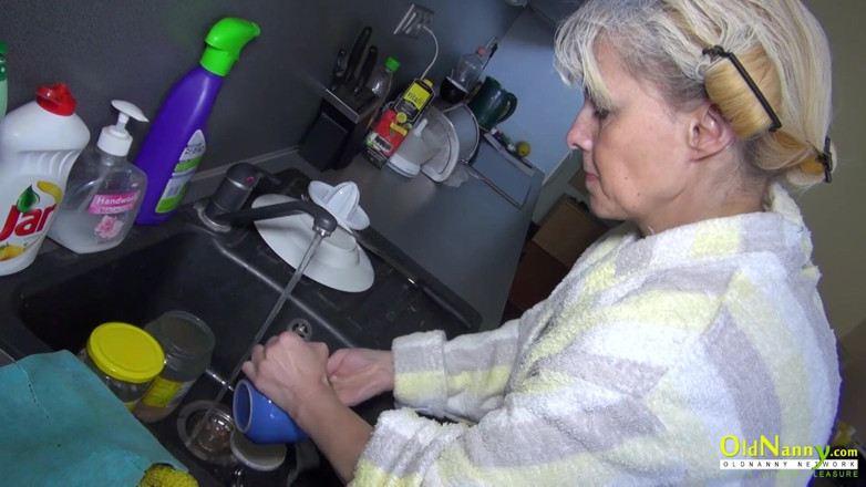 Old Nanny: Dos lesbianas no pueden esperar al dormitorio