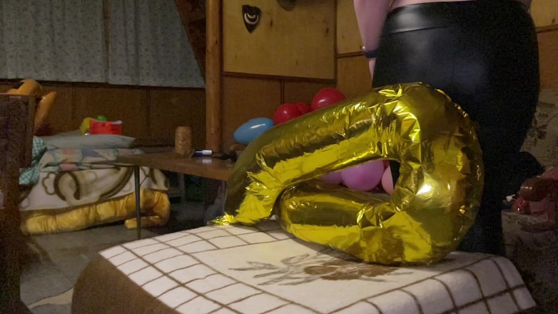 BeachBallsDuo: 100kg Bigbootylucy Agressively Crushed 10 Large Balloons and 2 Big Foil Number...