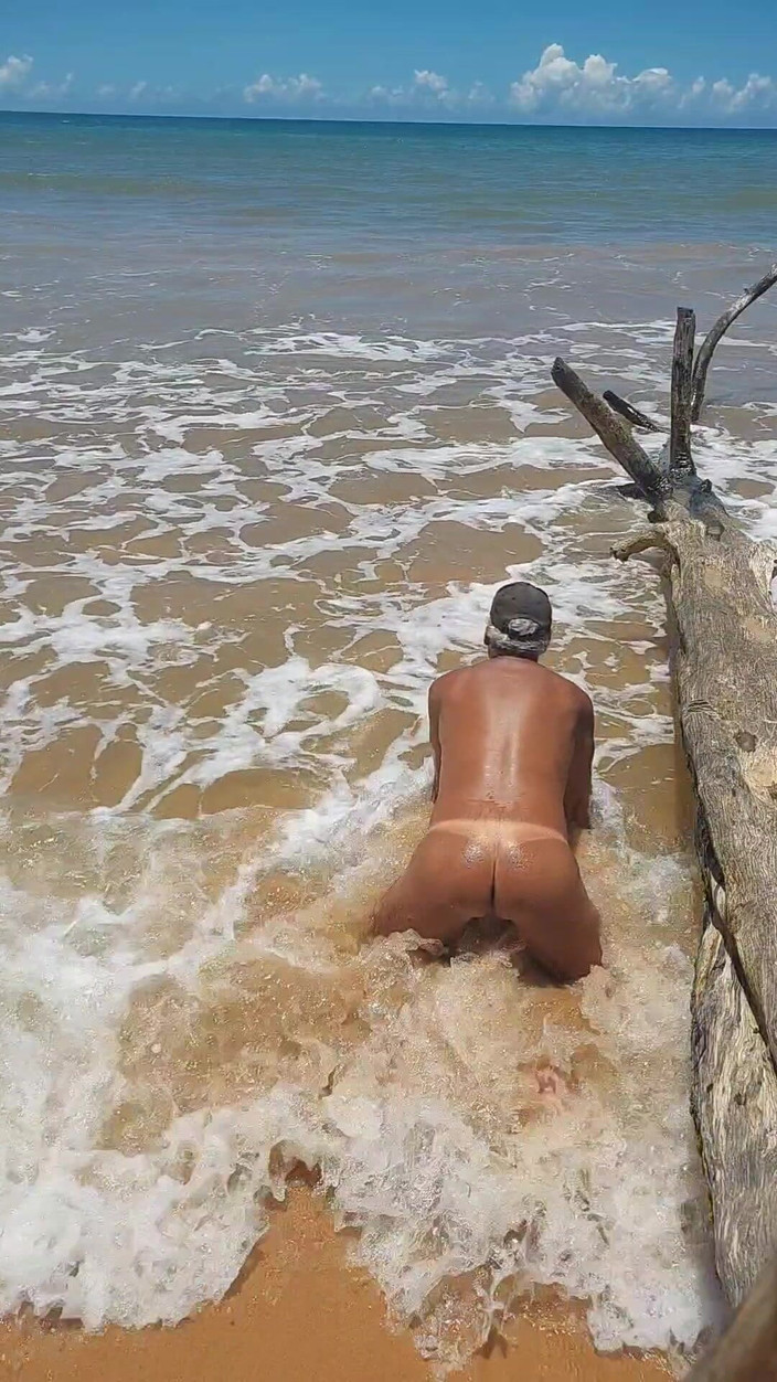 Ladysilvas: Naken Ladysilva på stranden visar upp sin garvade heta röv...