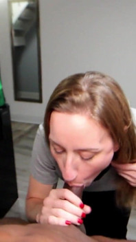 Fuck Uber Eats # 3 - zierliche blonde MILF W / große natürliche titten lutscht den Schwarzen von ihrem Über-fahrer und schluckt seine spermaladung