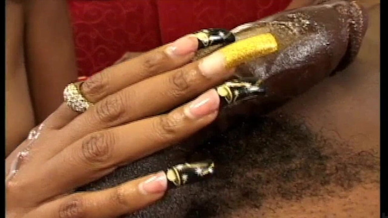 Bitch fucked bareback by big cock: Ea îl masturbează și îl face să fumeze țigara ei