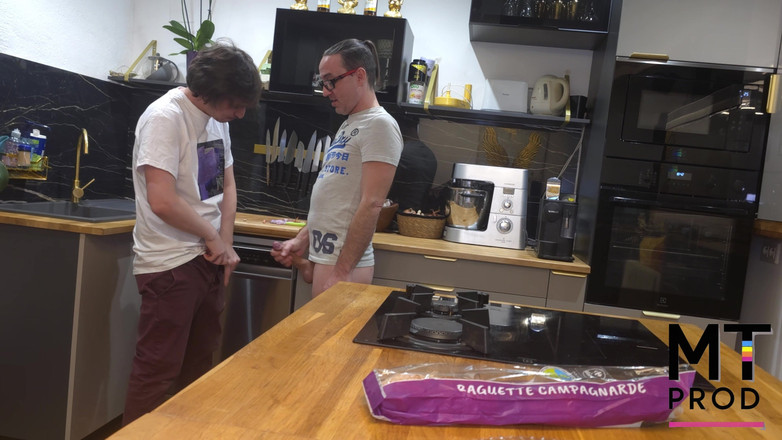 MT gay prod: Mijn stiefzoon komt bij me in de keuken en vraagt...