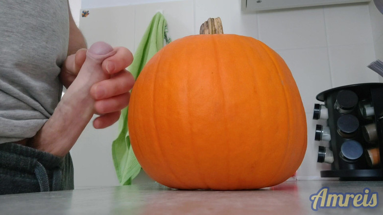 Amreis: Outro orgasmo de Halloween. Latejante e grosso na abóbora.