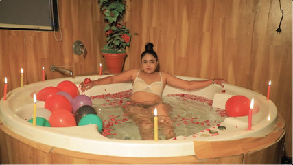 NOXAVO: Celé video z koupání ve vaně Pallavi Patil