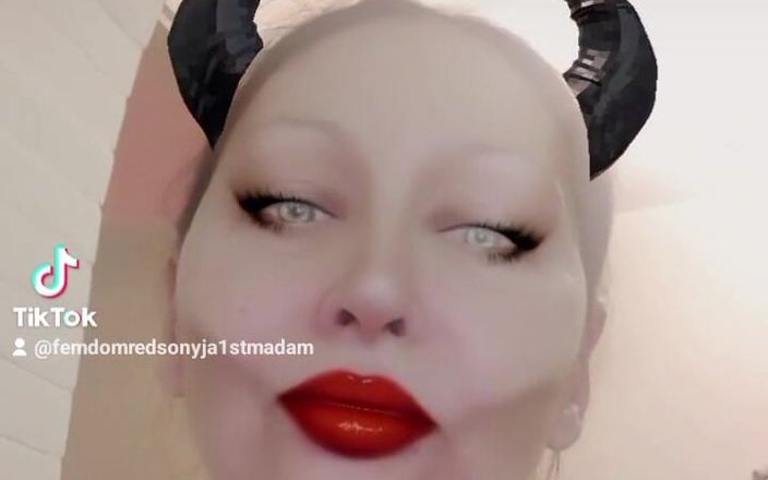 Dominatrix Redsonyja: Senyum di wajahku yang berujung dengan senyuman di toples, mainin...