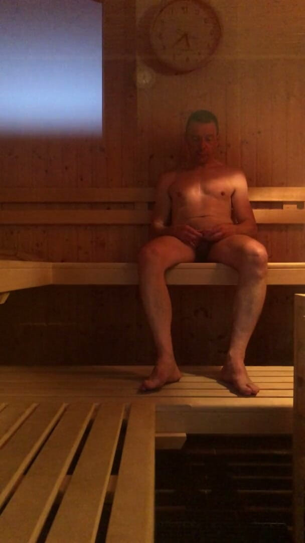 benssocken: Randy Dude beccato a masturbarsi in una sauna pubblica