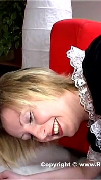 Lara În latex, servitoare franceză joacă roluri