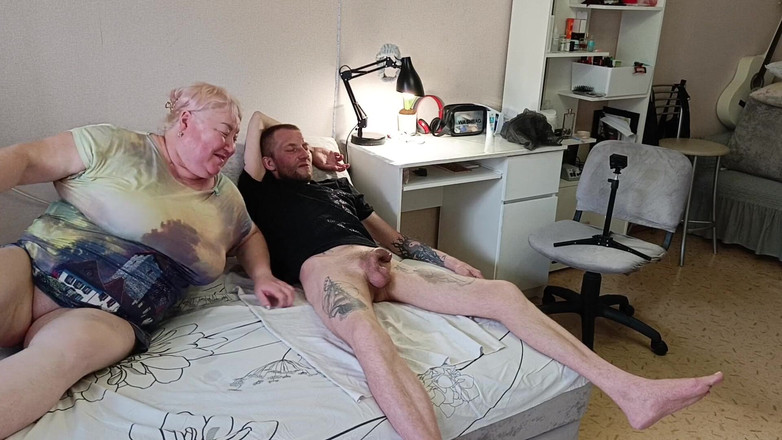 Zona901: Tetangga lagi asik nyepong kontol dan aku muncrat