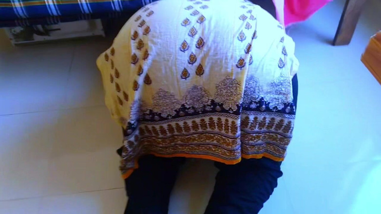 Aria Mia: Bos ngentot pembantunya yang terjebak di bawah kasur