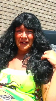 Putas amateur extendiendo sus coños en escenas calientes - 2