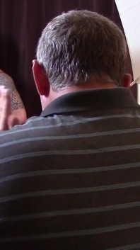 Nerwowa nastolatka pozwala pnączemu orzechowi na oklep